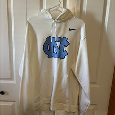 Brand New Nike North Carolina Sweatshirt - Excellent Condition Nike Long Sleeve Fan Apparel Hoodie, Nike Fan Apparel Hoodie, Nike Long Sleeve Hoodie Fan Apparel, Nike Long Sleeve Hoodie For Fan Apparel, Nike Hoodie Sweatshirt Fan Apparel, White Long Sleeve Hoodie For Sports Season, White Hooded Sports Top, White Hooded Top For Sports, White Oversized Sweatshirt For Sports Season