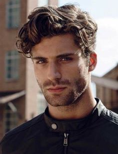 Explore Top 17 Men's Summer Haircuts 2024: Trendy Short, Curly & Undercut Styles Medium Length Wavy Hair, Wavy Hair Men, 얼굴 그리기, Wavy Haircuts, Men Haircut Styles, Corte De Cabelo Masculino, Round Face Haircuts, Round Faces, Curly Hair Men