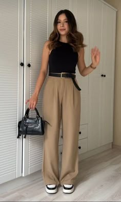 Body negro básico 
Trousers café 
Bolsa negra
Outfit básico Summer Interview Outfits Women, Dressy Summer Outfits 2023, Tshirt And Slacks Women, Young Elegant Outfit, Classy Outfits Summer Chic, Casual Chic Outfits Summer Classy Simple, Trendy Business Casual Outfits For Women Summer, Job Outfits For Women, Business Casual Hot Weather