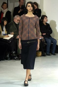 Junya Watanabe Fall 2004 Ready-to-Wear Fashion Show | Vogue Cold Front, Junya Watanabe, Vogue Runway, Mom Outfits, Traditional Outfits, Autumn Winter Fashion, Fashion Inspo Outfits, Winter Fashion, Fashion Show