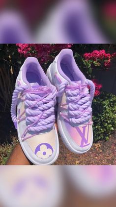 Sneaker Ball, Casual Shoes Women Sneakers, Nike Shoes Women Fashion, Custom Sneakers Diy, Pretty Sneakers, Custom Shoes Diy, Nike Shoes Girls, Nike Fashion Shoes, Preppy Shoes