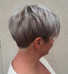 Short Ash Blonde And Silver Hairstyle For Women Over 40 Women Pixie Cut, Choppy Pixie Cut, Gorgeous Gray Hair, Edgy Pixie Cuts, Edgy Pixie, Natural Looking Wigs, Zoella