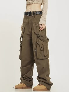 Experience the luxurious comfort and unbeatable style of our Y2k Vintage Spliced Cargo Pants! Made with high-quality cotton fabric and featuring a zipper fly closure, these pants are both practical and fashionable. The solid pattern adds a touch of sophistication to your outfit, making you stand out from the crowd. Upgrade your wardrobe with these must-have pants and unleash your inner fashionista! Big Pocket Pants, Brown Cargos Outfits, Female Cargo Pants, Big Pants Small Shirt, Hunter Core, Cargo Trousers Outfit, Retro Grunge Aesthetic, Character Clothes Ideas, Afrika Burn