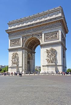 people are standing in front of the arc triumph