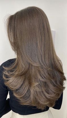 natural balayage layered haircuts, medium layered haircuts with bangs,  medium layered haircuts 2022, long layered haircuts 2022 Brown Hair Inspo, Layered Haircuts For Medium Hair, Long Layered Haircuts, Haircuts Straight Hair, Penteado Cabelo Curto, Long Layered Hair, Haircuts For Long Hair