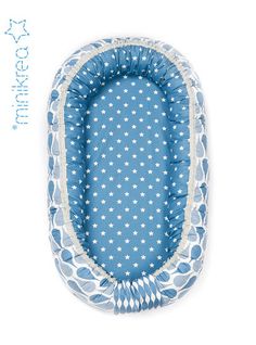 a blue and white baby crib with stars on the bottom, in front of a white background