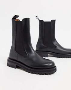 Støvler fra & Other Stories to ting man bør Læg i kurven Trækflap for nem påføring Slip-on Elastiske indlæg Tyk sål Koblet slidbane Worker Boots, Ankle Boots Flat, Black Chelsea Boots, Leather Boots Women, Chunky Boots, Flat Boots, Chelsea Boot, Pull Tab, Rubber Rain Boots