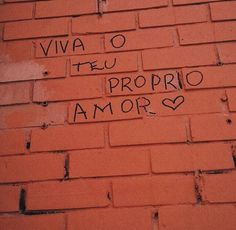 graffiti on the side of a brick wall that says via o teu proprio amaro