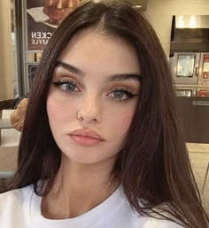 Bare Skin Makeup Look, Brunette Green Eyes, Chestnut Hair, Tan Skin Blonde Hair, Arab Beauty, Full Face Makeup, Glowing Makeup, Makeup Eye Looks, Tan Skin