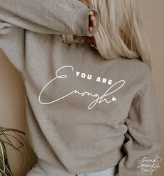 Motivational Tshirts Inspiration, Cricut Sweater Ideas, Positive Tshirt Design, Cute Tshirt Ideas, Hoodies Ideas Design, Circuit Shirt Ideas, Popular Shirt Designs, Sweatshirt Sayings, Positive Shirts