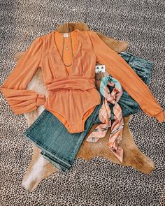 Our BEST SELLER is back in a new color! This low cut bodysuit is a dream! Plus this color is just 😍 Stretchy material! Small 2/4 Medium 4/6 Large 8/10 Cute Western Tops, Western Concert Outfits Women, Pbr Outfit For Women, Western Spring Outfits, Nashville Outfits Fall, Boho Country Outfits, Fall Concert Outfit, Fall Country Concert Outfit