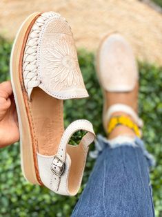 Huarache Leather Sandal All Sizes Boho Hippie Vintage Mexican Style Natural Tooled Sunflower Huarache - Etsy Huaraches Outfit Sandals, Tooled Sunflower, Huaraches Outfit, White Huaraches, Sister Missionaries, Sister Missionary, Bohemian Look, Vintage Mexican, Mexican Style