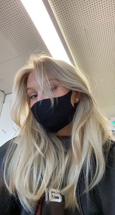 Bright Blonde Hair Balayage, Blond With Curtain Bangs, Blonde Hair And Curtain Bangs, Blond Hair With Curtain Bangs, Blonde Highlight And Low Light, Air Tuch Hair Color Blond, Face Framing Highlights Blonde Hair, Blonde Hair Aesthetic Girl, Light Blonde Summer Hair