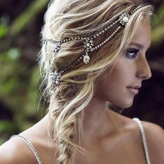 Antique silver crystal and pearl bridal halo. Wear it with loose hair, with a low braid or over a veil. Impressive headpiece for a classy bohemian wedding Halo Headband, Hair Adornments, Head Piece, Styl Boho, Wedding Hair And Makeup, Bohemian Wedding, Bridal Headpieces, Bridal Hair Accessories, Hair Dos