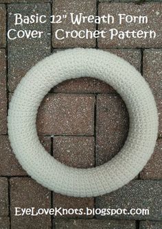 a white knitted wreath sitting on top of a brick walkway with the words basic 12 inch form cover crochet pattern