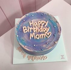 a birthday cake with the words happy birthday mom written on it