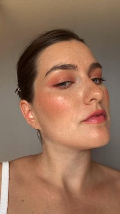 Summe glowy make up with pink blush and eyeshadow Blush Eyeshadow Looks Wedding, Tower28 Blush, Peach Wedding Makeup, Make Up With Pink, Pink Glowy Makeup, Peach Blush Makeup, Peach Makeup Look, Rosy Eyeshadow, Dewy Summer Makeup