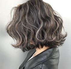 Contrast Highlights, Hair Cuts Medium, Ombre Colour, Medium Highlights, Curly Color, Short Ombre Hair, Grey Highlights, Colour Hair, Highlights Instagram