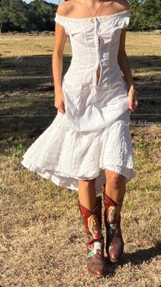 Taylor Swift Debut Aesthetic, Debut Aesthetic, Taylor Swift Debut Era, Dress Cowboy Boots, Taylor Swift Debut, Look Festival, Looks Country, Quoi Porter, I'm With The Band