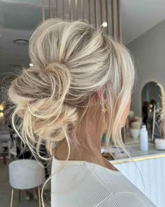 25 Easy & Cute Updos for Medium Hair Easy Cute Updos, Cute Updos, Bridesmaid Hair Inspo, Bridemaids Hairstyles, Bridesmaid Hair Makeup, Easy Hair Updos