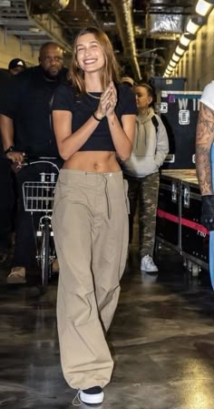 Hailey Bieber Looks 2022, Hailey Bieber At Concert, Hailey Bieber Outfits Concert, Hailey Bieber Style Aesthetic, Model Off Duty Style Hailey Bieber, Hailey Bieber Off Duty, Hailey Bieber Outfits Spring, Hailey Beiber Casual Outfits, Hailey Bieber 2022 Style