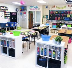 a classroom filled with lots of desks and chairs