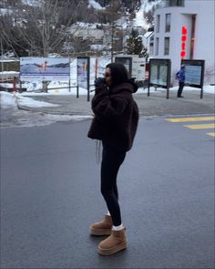 Ugg Platform Outfit, Outfits With Ugg Boots, Platform Ugg, Best Winter Jackets, Winter Fashion Outfits Casual, Cold Outfits, Bear Outfits, Outfit Trends