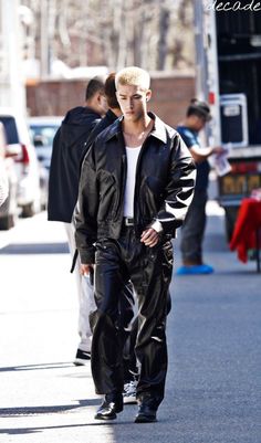 Leather Cargo Pants Outfit Men, Matrix Fashion, Guys Fits, 90s Fashion Men, Pants Outfit Men, Leather Pants Outfit, All Black Fashion, Street Fashion Men Streetwear