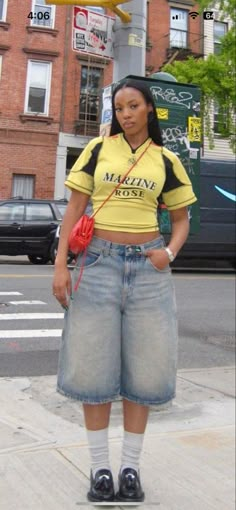 Jorts Womens Fit Y2k, Womens Jorts Fits, Jorts Summer Outfits Women, Boyfriend's Jeans Outfit, 2007 Fashion Outfits, Spring Fits Black Women, Fits To Recreate, Jorts Outfit Ideas, Maximalist Outfits Aesthetic