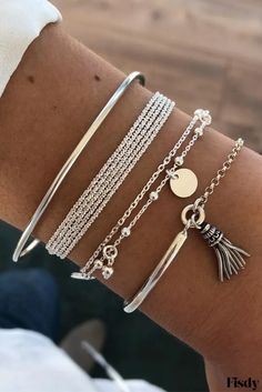 Fisdy - Exquisito conjunto de pulsera con colgante de borla de disco multicapa y cadenas plateadas Casual Bracelets, Bracelet Set Silver, Tassel Bracelet, Styl Boho, Stackable Bracelets, Layered Bracelets, Pendant Bracelet, Cuff Bangles, Vintage Bracelets