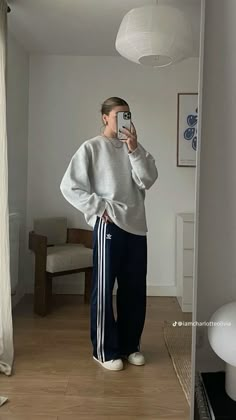 Adidas Pants Outfit, Track Pants Outfit, Adidas Hose, Tracksuit Outfit, Outfit Inspo Casual, Athleisure Outfits, Sporty Outfits, 가을 패션, Adidas Pants