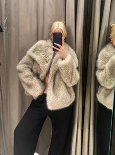 Zara Faux Fur Coat, Old Money Winter, Australian Winter Fashion, Ireland Fashion, Oversized Grey Sweater, California Outfits, Cold Outfits, Perfect Coat