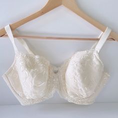 Soma Sensuous Sides Full Coverage Lined Lace Underwire Bra 40dd Ivory New With Tags Soma Sensuous Sides Full Coverage Lace Bra 40dd Feminine Full Cup Beige Bra, White Full Coverage Lace Bra, Elegant Lace Bra For Wedding Night, Elegant Underwire Bra For Wedding Night, Feminine Cream Lace Bra, Fitted Underwire Bra For Wedding, Fitted Full Coverage Cream Bra, Fitted Underwire Wedding Bra, Cream Lace Underwire Bra