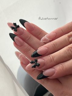 #blackandwhite #nails #nailart #bows #bowsbowsbows Black Tips With Silver Line, Almond Nails Designs With Bows, Nails Design With Bows, Bow Nails Black And White, Black Bows Nails, Acrylic Bow Nails, Acrylic Nails Black Designs