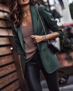 Pretty Winter Outfits, Moda Chic, Mode Boho, Black Leather Pants, Green Blazer, Business Outfit, Classic Chic