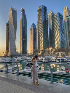 Girl in Dubai Marina wearing a nude skirt, a white crop top and gold high heels. Cute outfit. Cute view.