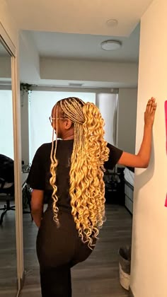 Blonde Braids Black Women With Curls, Christmas Braided Hairstyles, Blond Braids With Curls, Braids With Long Curls, Blonde Twists Black Women, Blonde Curly Braids, Christmas Hairstyles Braids, Blonde Braids With Curls, Natural Hair Box Braids