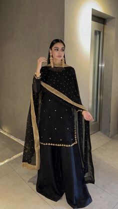 Dholki Dress, Desi Design, Desi Outfits, Simple Hand Embroidery Patterns, Stitching Ideas, Pakistani Suit, Hand Embroidery Dress, Pakistani Dress, Suit Design