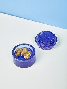 Grinding shouldn’t be a grind. A grinder you'll want to keep on display in your home, featuring elevated glass that enhances any smoking experience. The perfect addition to a bar cart or coffee table. Cute Grinders, Girly Grinder, Seth Rogan, Cool Pipes, Puff Puff, House Supplies, Table 2, Puff And Pass, Green Rooms