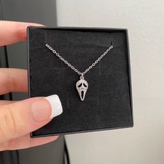 Scream Jewelry, Scream Necklace, Ghost Necklace, Pretty Jewelry Necklaces, The Scream, Scream Movie, Face Necklace, Ghost Face