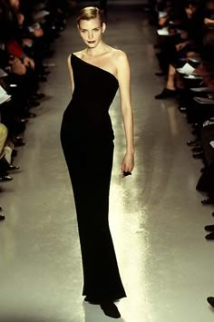 Old Hollywood Wedding Guest Attire, Black Dress Runway, Black Couture Gown, Vintage Red Carpet, 90s Gown, Black Velvet Gown, Old Hollywood Wedding, Nadja Auermann, 파티 드레스