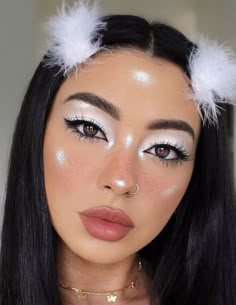 White Lashes Make Up, White Makeup Ideas, Black And White Makeup Looks, White Makeup Looks, Christmas Eyeliner, Black White Makeup, White Eye Makeup, Eyelid Primer, Glossy Eyeshadow