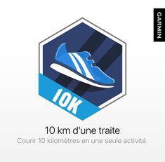 a blue shoe with the words corri de 10 km written in spanish on it