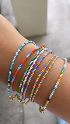 Seed Bead Bracelet Color Combos, Summer Jewellery Aesthetic, Mini Bead Bracelet Ideas, Seed Bead Bracelet Ideas Aesthetic, Fruit Bracelet Pattern, Bracelet Perle Aesthetic, Ideas Collares Bolitas, Seed Bead Bracelets Ideas, Seed Bead Jewelry Ideas