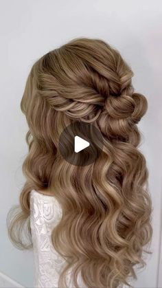 Wedding Hairstyles Step By Step Half Up, How To Bridesmaid Hair, Half Up Dos For Bridesmaids, Bridesmaid Hairstyle Medium Length, Half Up Bridesmaid Hair Tutorial, Bridesmaid Half Updo Hairstyles, Bridesmaids Hair Tutorial, Simple Bridal Hair Medium Length, Easy Half Up Half Down Hairstyles Videos