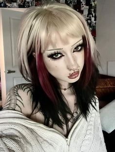 Scene Outfits, Dyed Hair Inspiration, Hair Inspiration Short, Punk Hair, Emo Hair, Pretty Hair Color, Hair Haircuts