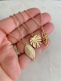 Blattgold Halskette, Blattgold Schmuck, Monstera Blatt, Bananenblatt, Gold Layering Halskette, Layering Schmuck, Blatt Anhänger, Statement Schmuck Wunderschöne 14k gold filled Kette mit 14k gold filled Sprüngen und Verschluss mit einem 14k vergoldeten Blatt Anhänger. Wähle aus welchem Anhänger du möchtest (von links nach rechts ist ein Bananenblatt, Monsterablatt und filigranes Blatt). Monstera Blatt misst ca 16x18mm. Bananenblatt misst ca 12x25mm. Filigranes Blatt misst ca 9x25mm. Geschenkbox ist im Lieferumfang enthalten. Leaf Necklace Gold, Gold Leaf Jewelry, Jewelry Layering Necklace, Jewellery Designing, Gold Leaf Necklace, Jewelry Layering, Layering Jewelry, Bridal Party Jewelry, Gold Locket