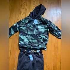 Nike, Black And Green Army Jogging Set, 65$ Each, Mens, Medium Nike Sporty Sports Sets, Nike Tracksuit For Sports, Nike Fitted Sports Sets, Nike Fitted Sportswear Sets, Fitted Nike Sports Sets, Black Outfit Casual, Nike Jogging Suits, Superbowl Logo, Red Nike Hoodie