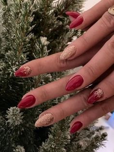 Red Holiday Nails Acrylic Almond, Red Winter Nails 2022, Simple Christmas Nails Winter Almond, Almond December Nails, Holiday Nails Winter Christmas Almond, December Nails Almond Shape, Xmas Almond Nails, Christmas Nails Dip Almond, Red Christmas Almond Nails