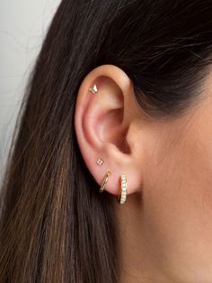 4 Stud Ear Piercing, 3 Earrings In One Ear, Tiny Gold Earrings Studs, Ear Piercings 3 Lobe 1 Cartilage, 4 Earings Piercings Ideas, Best Ear Piercings For Small Ears, Third Piercing And Cartilage, Ear Piercing Ideas Gold Simple, 3 Earings Piercings Ideas Simple